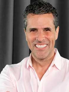 Marco Antonio Regil - Contratación