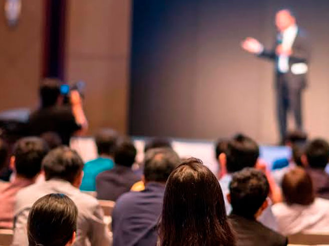 Evento corporativo con speaker