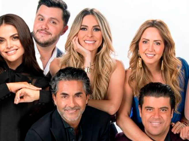 Conducción de evento en escenario