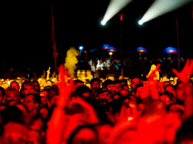 Grupo tocando en vivo para el público